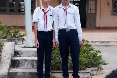 Nhà trường Tuyên dương 02 em: Vũ Duy Tấn lớp 8A2 và Nguyễn Hữu Nguyên lớp 8A3 đã có hành động đẹp đó là: “Nhặt được của rơi trả người đánh mất” và đề nghị học sinh toàn trường noi gương học tập.