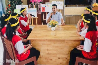 Sân chơi bổ ích từ Câu lạc bộ tiếng Anh – bài viết báo Đắk Lắk