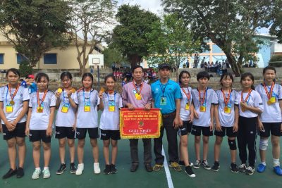 Chúc mừng Đội tuyển Bóng ném nữ nhà trường cùng với HLV: thầy Phan Xuân Tân đã đạt thành tích cao “HUY CHƯƠNG VÀNG” (Giải nhất) tại HKPĐ cấp tỉnh lần thứ 14 năm học 2017 – 2018.